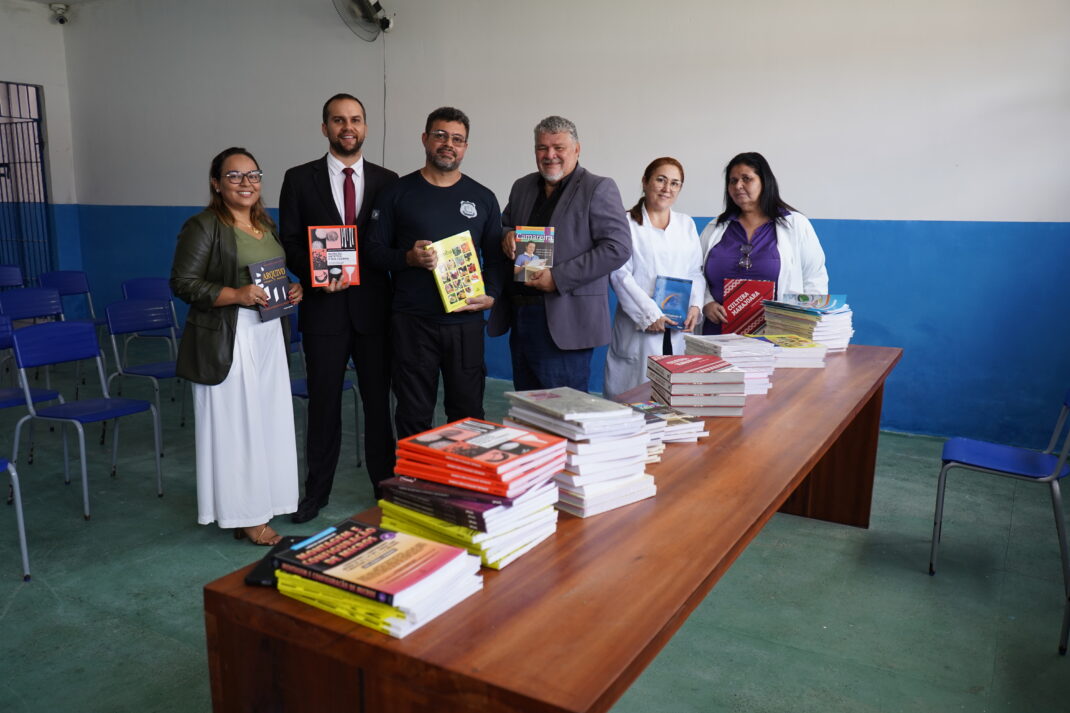 Penitenciária Mista de Parnaíba recebe doação de livros da Academia Parnaibana de Letras