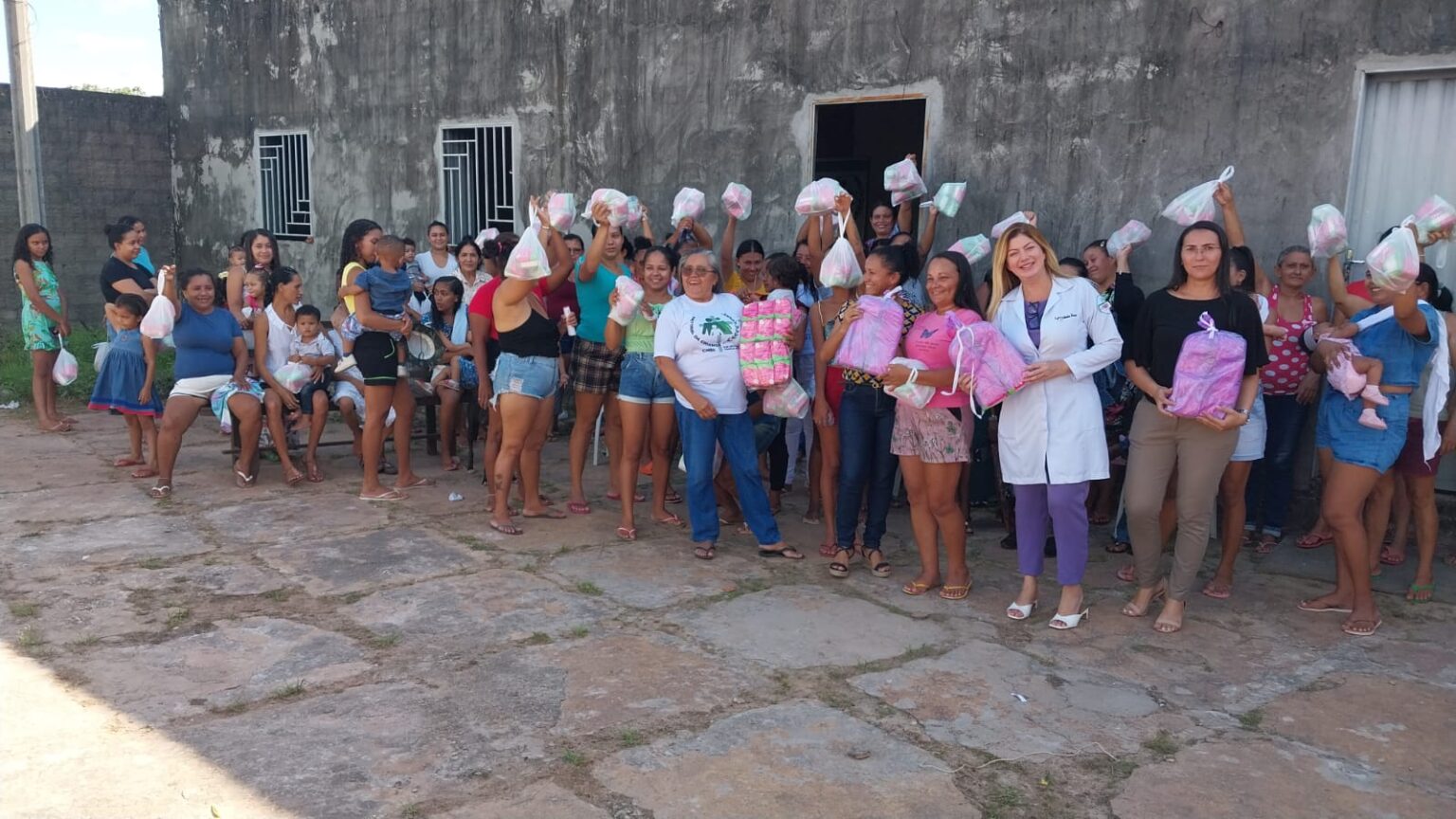 Projeto "Dignidade Menstrual" leva absorventes a mulheres em situação de vulnerabilidade social