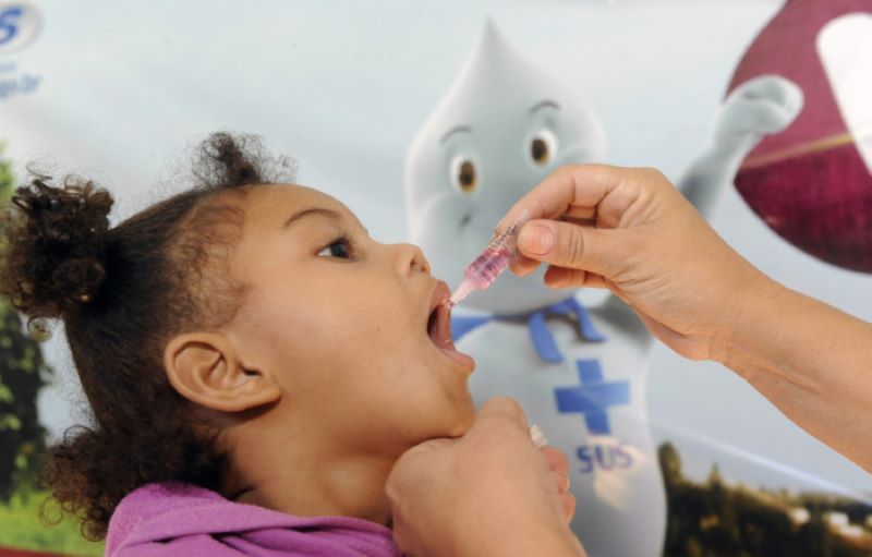 A vacina contra a poliomielite protege a criança de 3 tipos diferentes do vírus que causam esta doença, conhecida popularmente como paralisia infantil