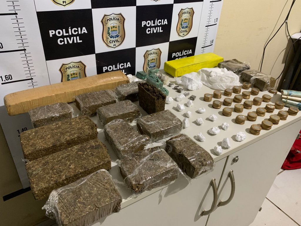 Foram apreendidos 16 tabletes de maconha, dinheiro e entorpecentes