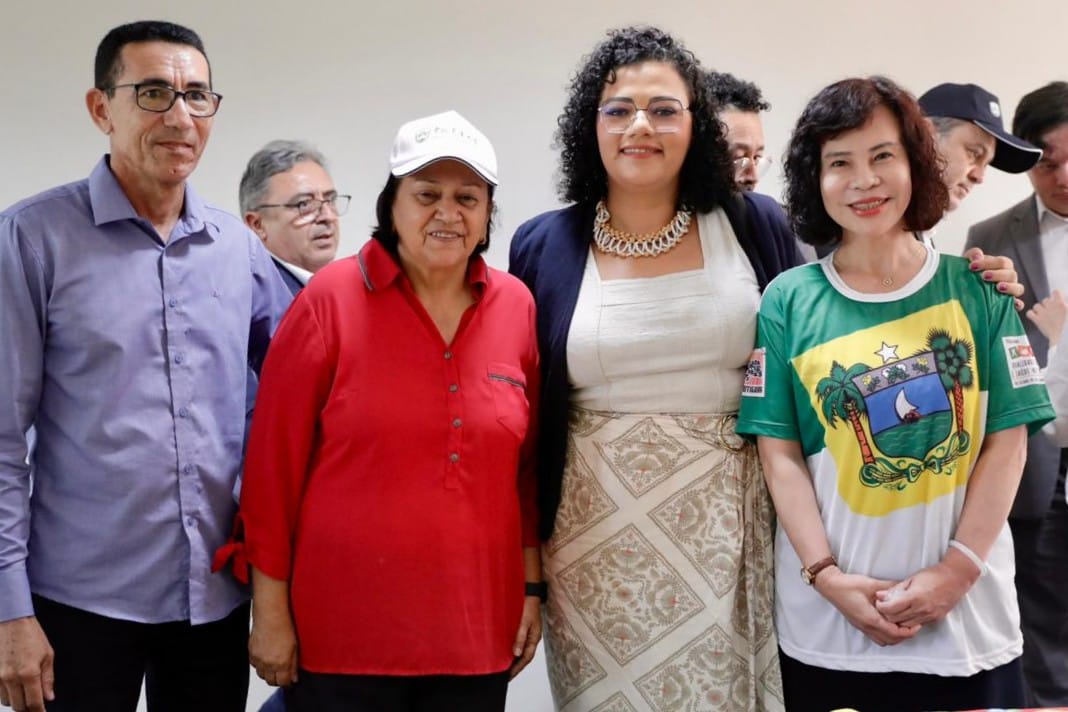 Representantes da SAF com representante da universidade chinesa