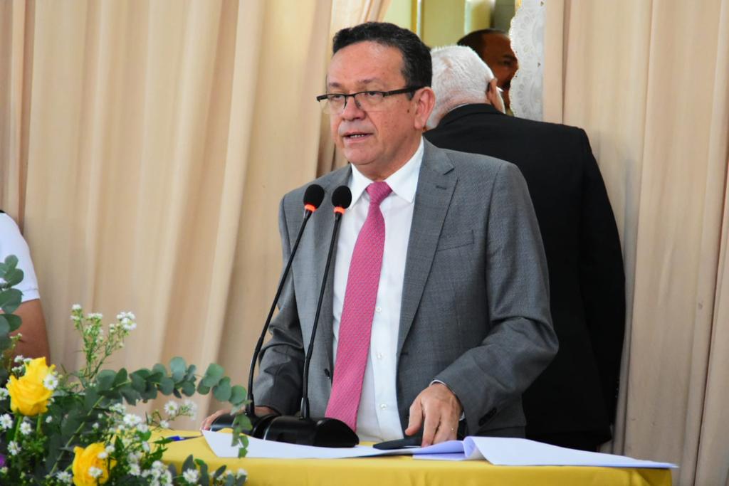 Sebastião Martins discursa em agradecimento ao Parlamento florianense, por ocasião da homenagem recebida