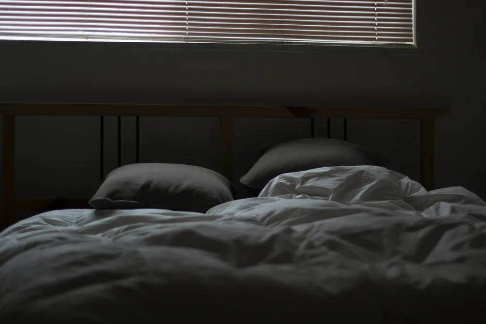 Criar uma boa atmosfera de descanso no quarto, com ambiente escuro e sem ruídos, pode ajudar a promover uma melhor qualidade do sono