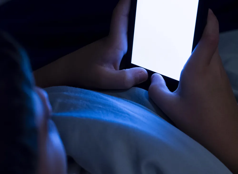 Diminuir a exposição à luz antes de dormir é importante para que o corpo entenda que deve aumentar a produção de melatonina