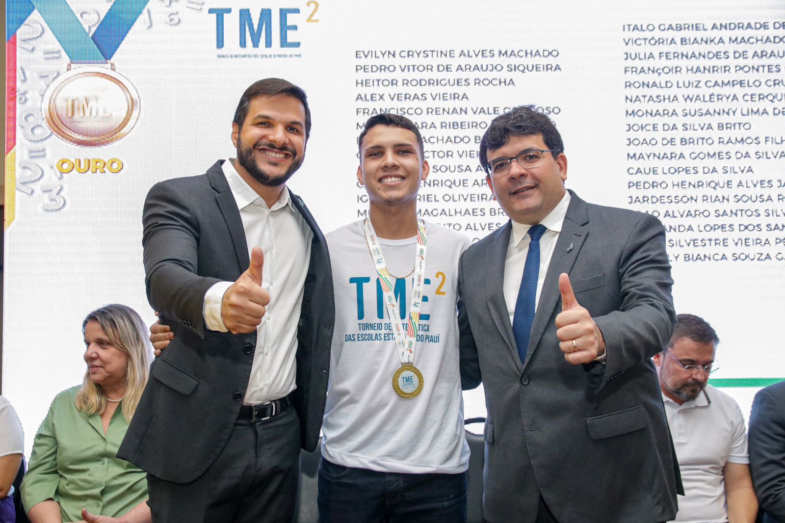 Governador Rafael Fonteles entrega 188 medalhas para estudantes da Rede Pública do Estado