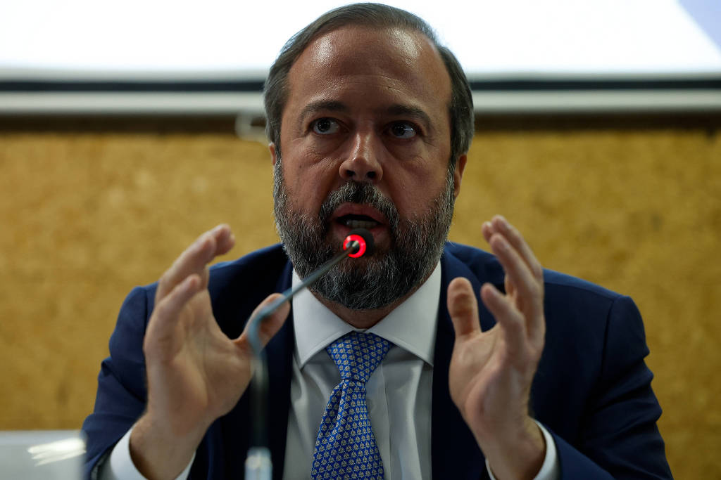 O ministro de Minas e Energia, Alexandre Silveira, durante coletiva de imprensa para tratar dos apagões no sistema elétrico.