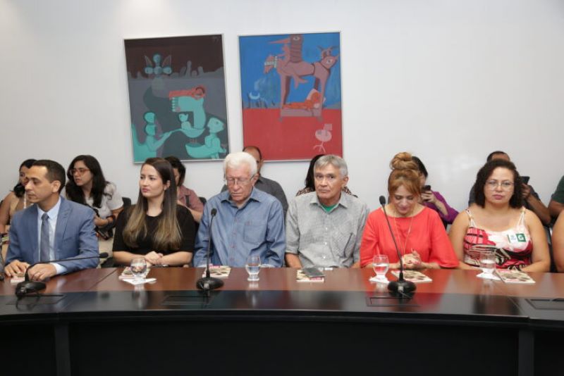 Personalidades importantes da literatura piauiense marcaram presença na reunião, por exemplo o escritor Cineas Santos, ao centro da imagem