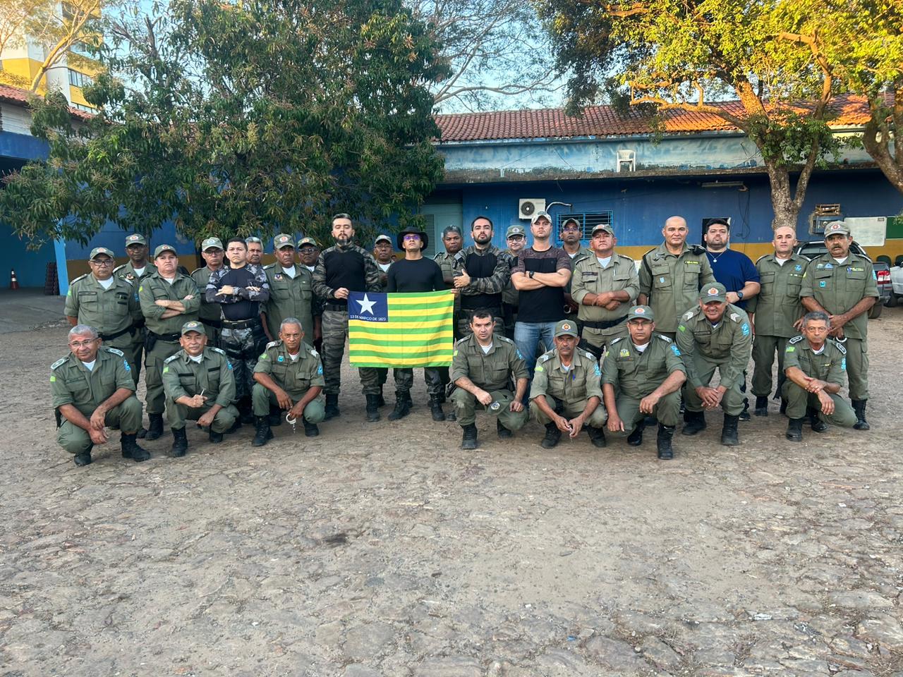 Policiais militares passam por treinamento voltado para segurança patrimonial.