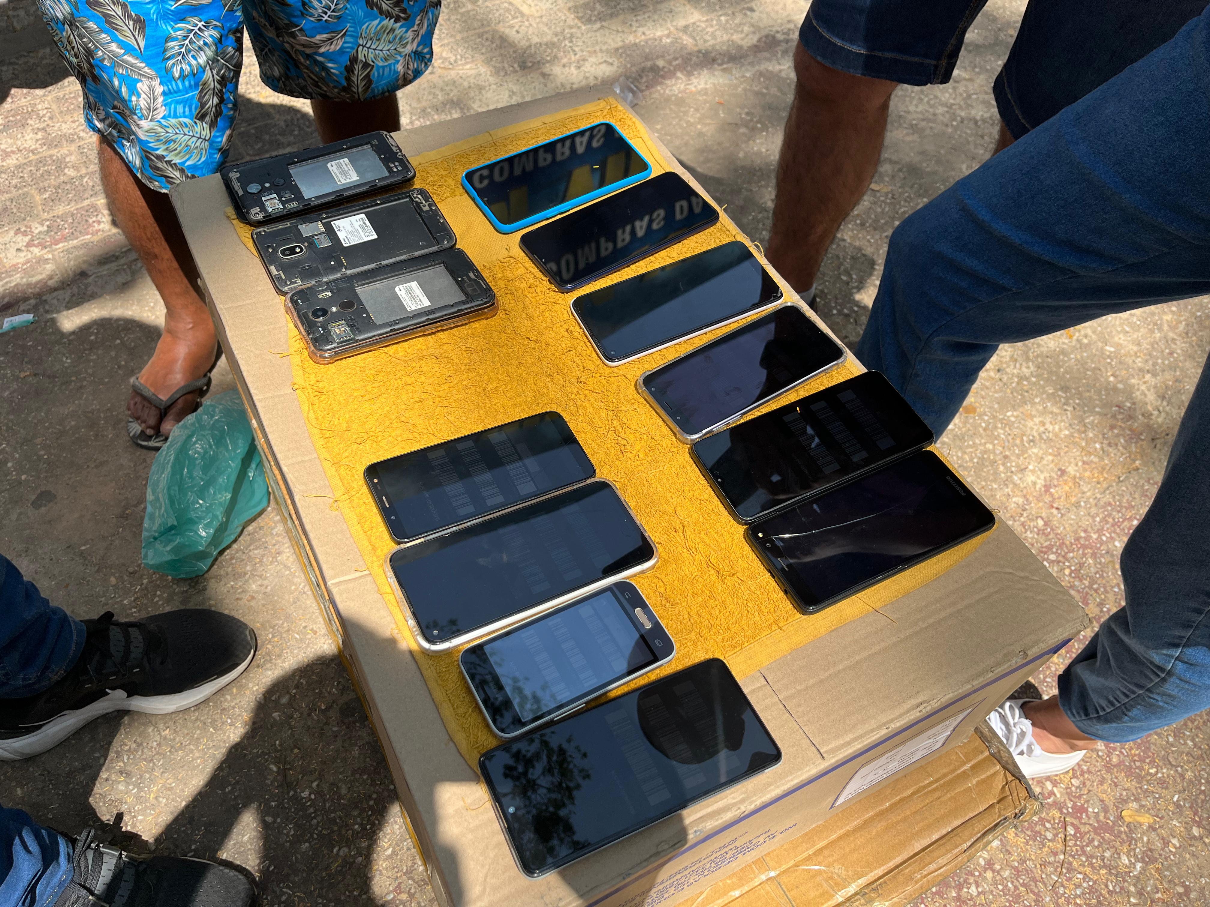 Celulares apreendidos durante a ação policial.