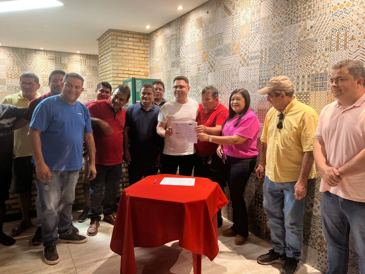 Empresário Rochinha, Vereadora Solange Pereira e apoiadores.