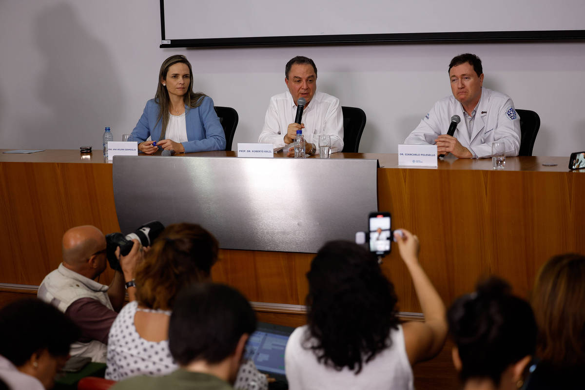 Equipe médica que realizou as cirurgias no presidente Lula durante coletiva de imprensa na última sexta (29).