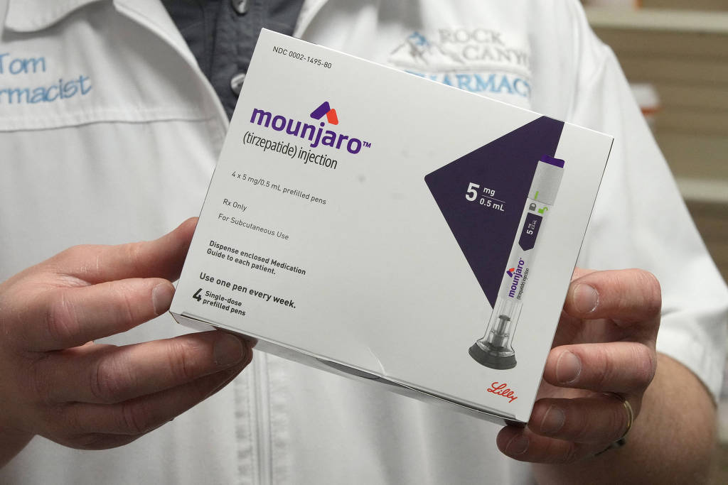Farmacêutico apresenta uma caixa do medicamento Mounjaro, uma droga injetável à base de tirzepatida usada no tratamento de diabetes tipo 2.
