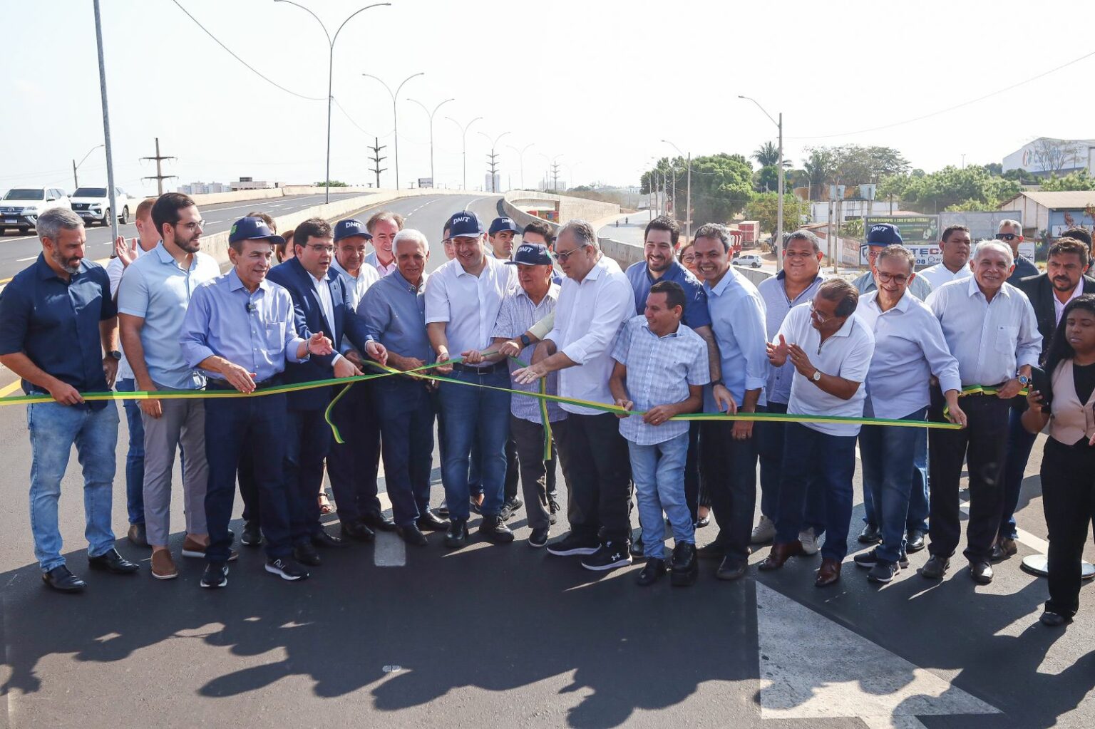 Governador Rafael Fonteles, políticos e apoiadores presentes na inauguração do Viaduto do Mercado do Peixe.