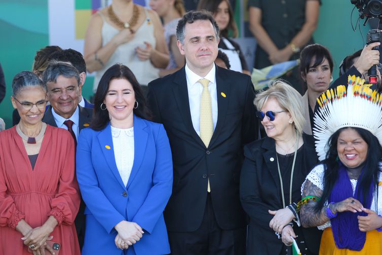 Ministros do governo Lula durante desfile cívico no Palácio da Alvorada.