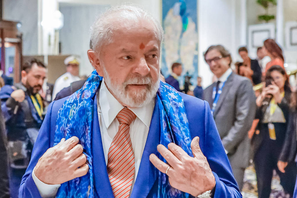 O presidente Luiz Inácio Lula da Silva (PT) durante chegada em Nova Déli, na Índia, para participação na cúpula do G20.