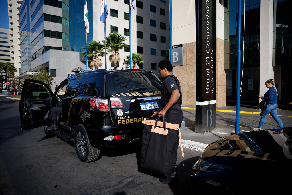 Policiais deixam hotel em Brasília após cumprirem mandado de busca e apreensão contra suspeitos de desvio de verbas para compra de kits de robótica.