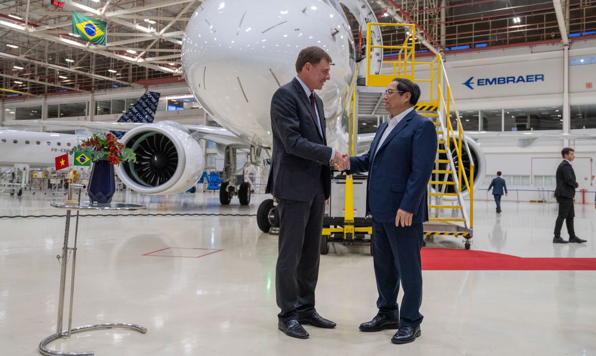 Primeiro-ministro do Vietnã Minh Chinh com o presidente da Embraer, Francisco Gomes de Neto.