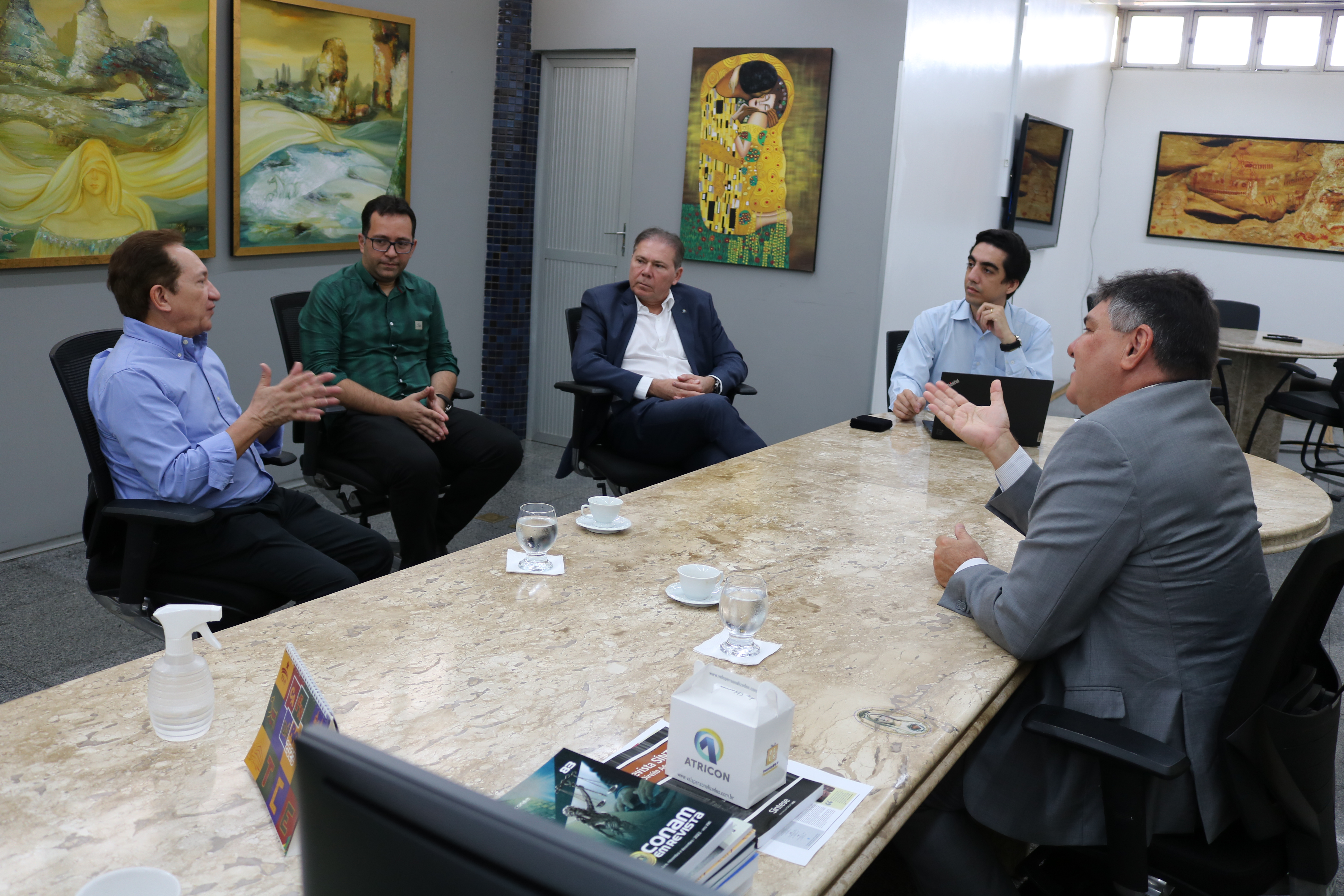 Registro da reunião entre o decano Antônio de Moura Borges, o presidente do TCE-PI Kennedy Barros e equipe.