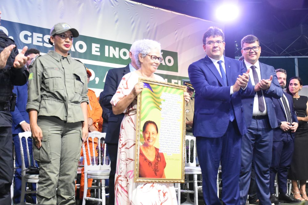 Regina Sousa agradece emocionada à homenagem recebida da nova Turma de Policiais Militares do Estado.