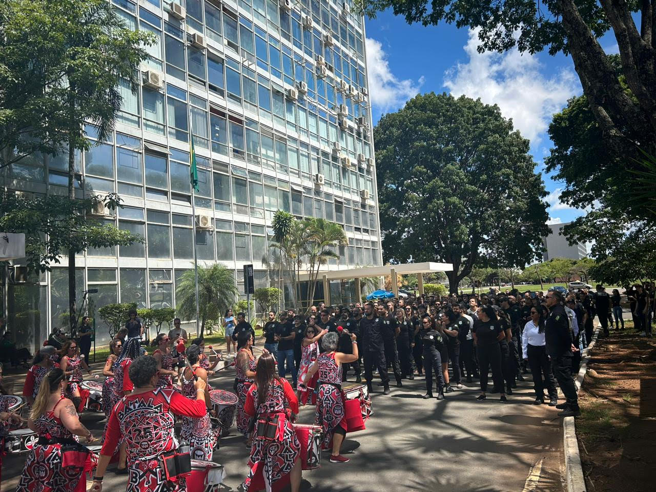 Sob o 'Rufar dos Tambores do Batalá' Policiais Penais Federais gaarantiram Acordo que prevê valorização da carreira