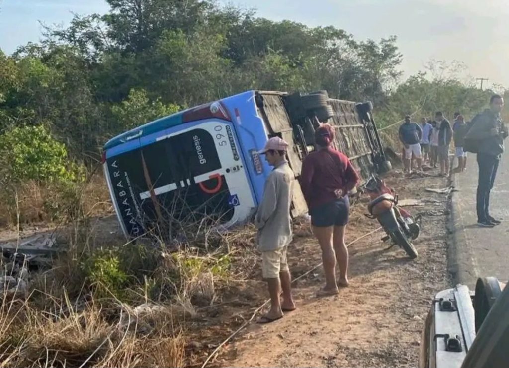 Acidente com ônibus da Guanabara deixa duas pessoas mortas