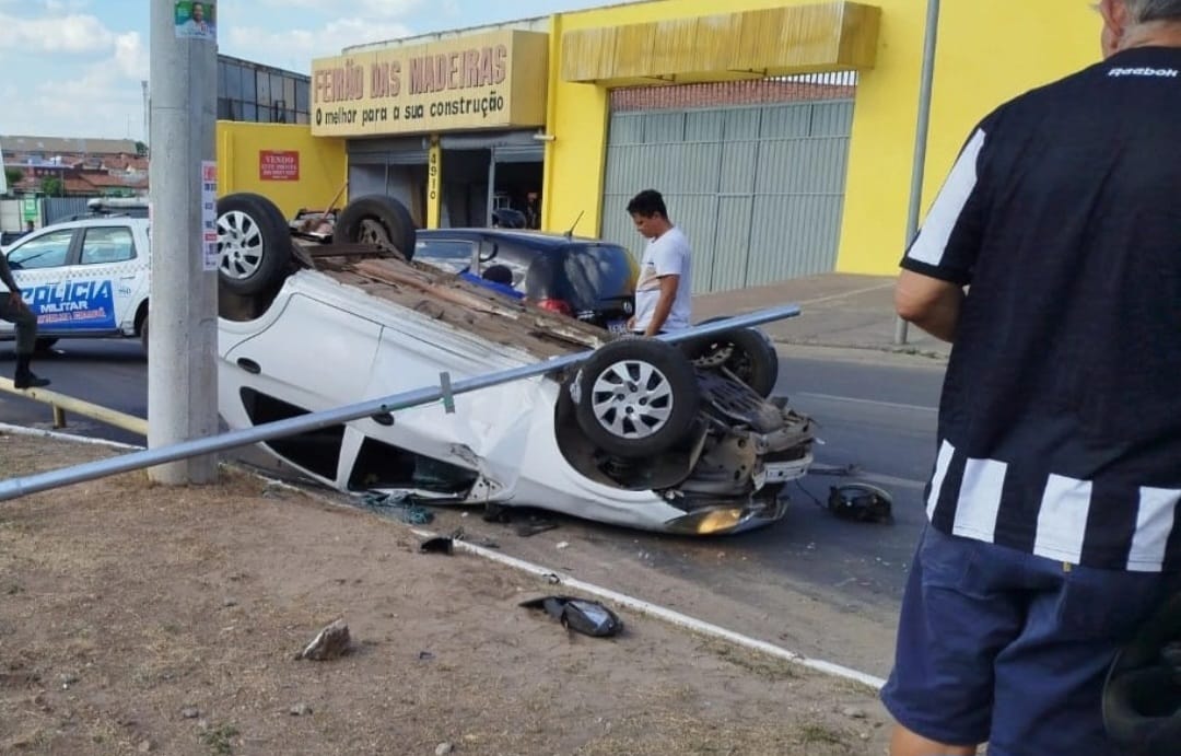 Carro capota após colisão na Avenida Henry Wall de Carvalho em Teresina