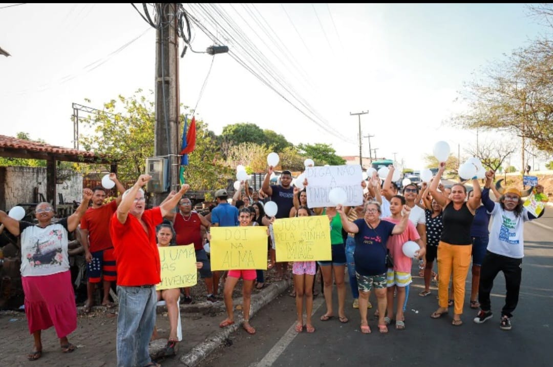 Familiares e amigos de Marly Ribeiro da Silva e Kassandra de Sousa Oliveira se reuniram em protesto