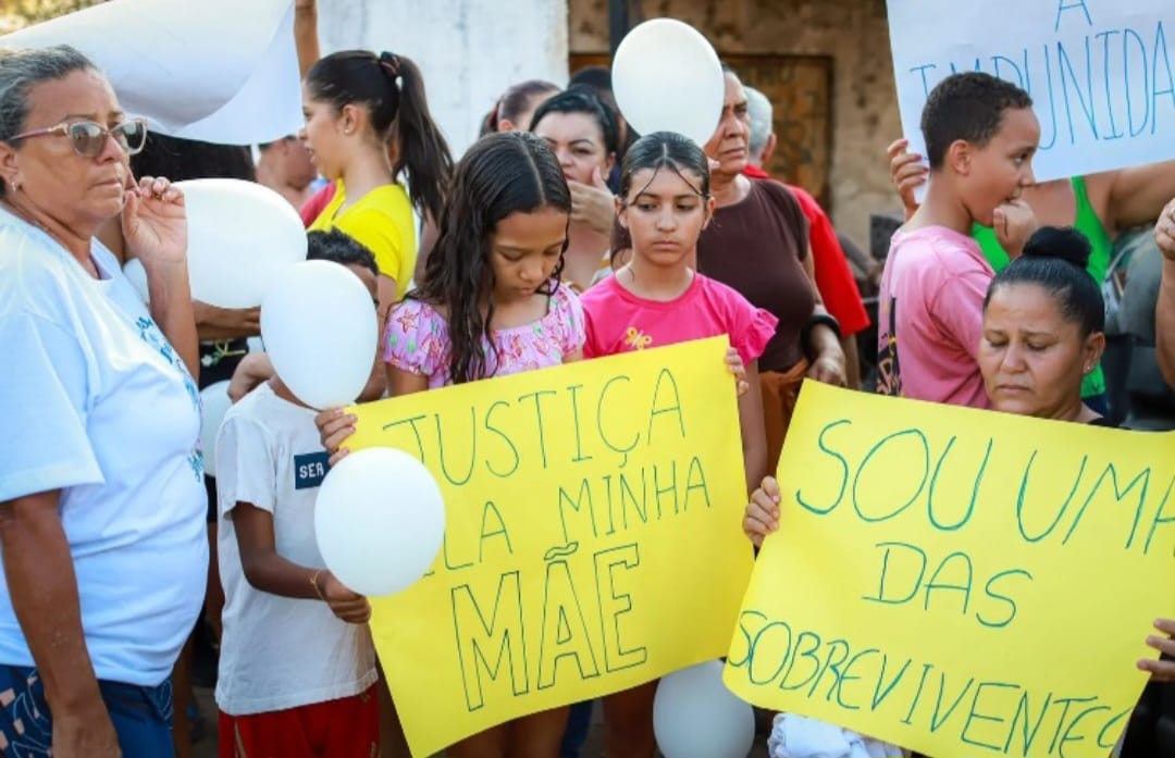 Familiares e amigos de Marly Ribeiro da Silva e Kassandra de Sousa Oliveira se reuniram em protesto