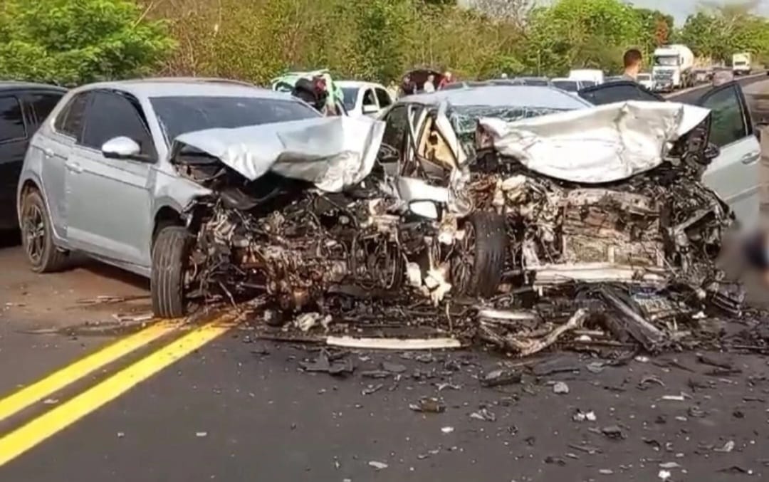 Carros ficam destruídos após colisão frontal na BR 343