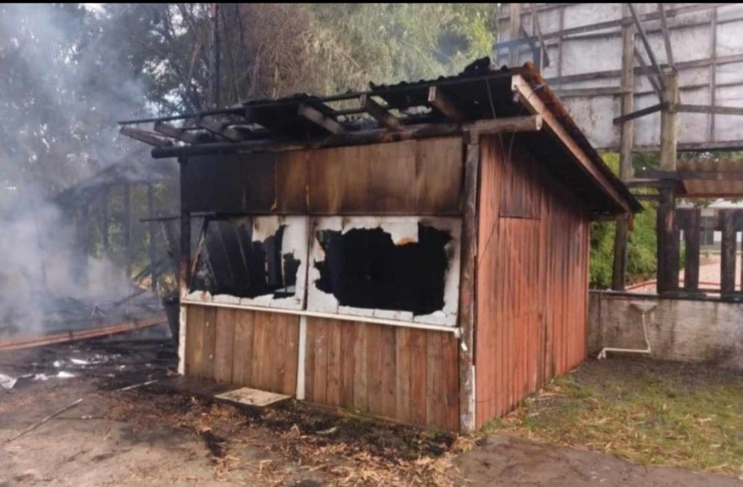 Casa de Tio França após incêndio