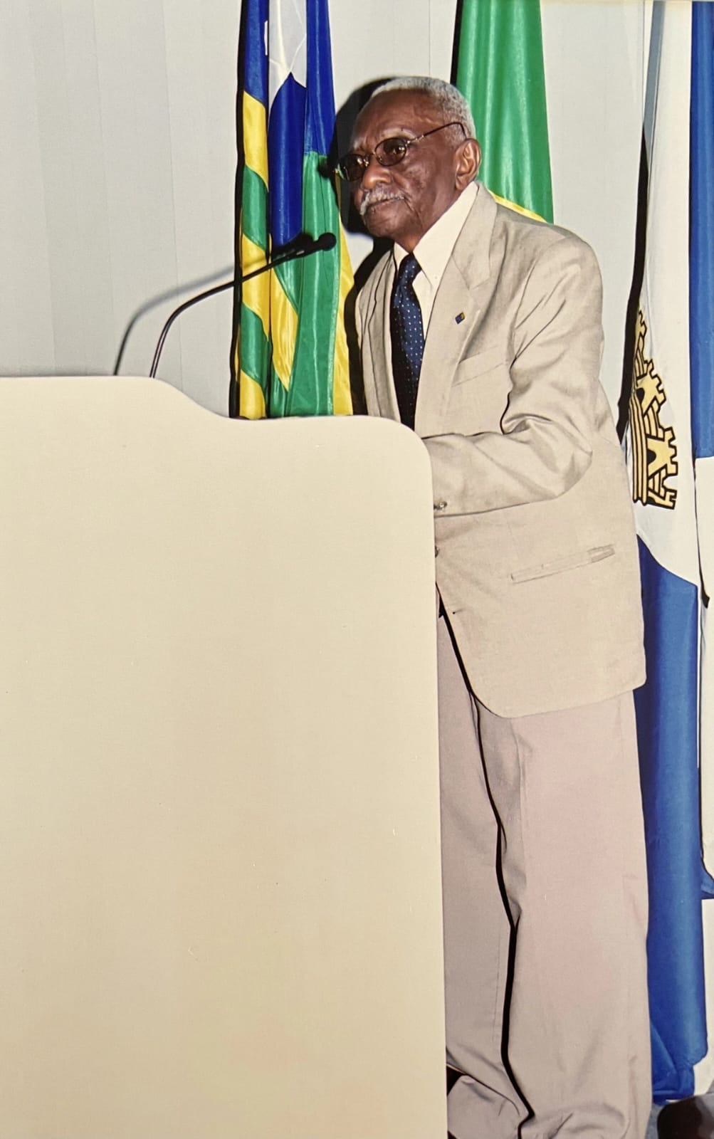 Júlio Romão discursa na tribuna da Câmara de Teresina ao receber homenagem especial por sugestão do então vereador Jacinto Teles