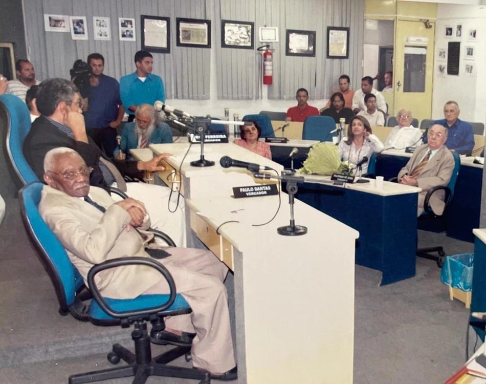 O jurista e membro da APL, Celso Barros Coelho e Lourdes Rufino [em frente ao homenageado] prestigiaram Júlio Romão na Câmara Municipal de Teresina, sob a presidência de José Ferreira