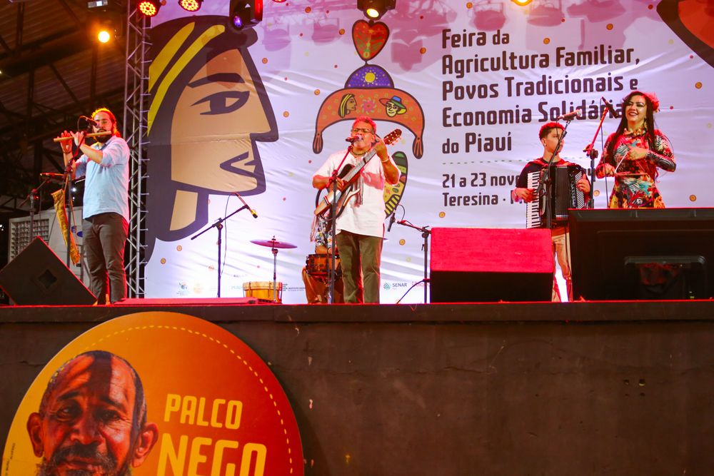 Palco Nego Bispo tem atrações musicais