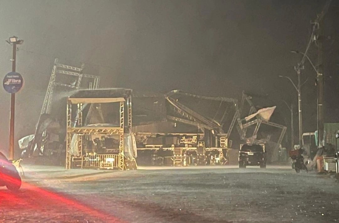 Chuva com fortes ventos destrói palco do cantor Wesley Safadão em Bom Jesus