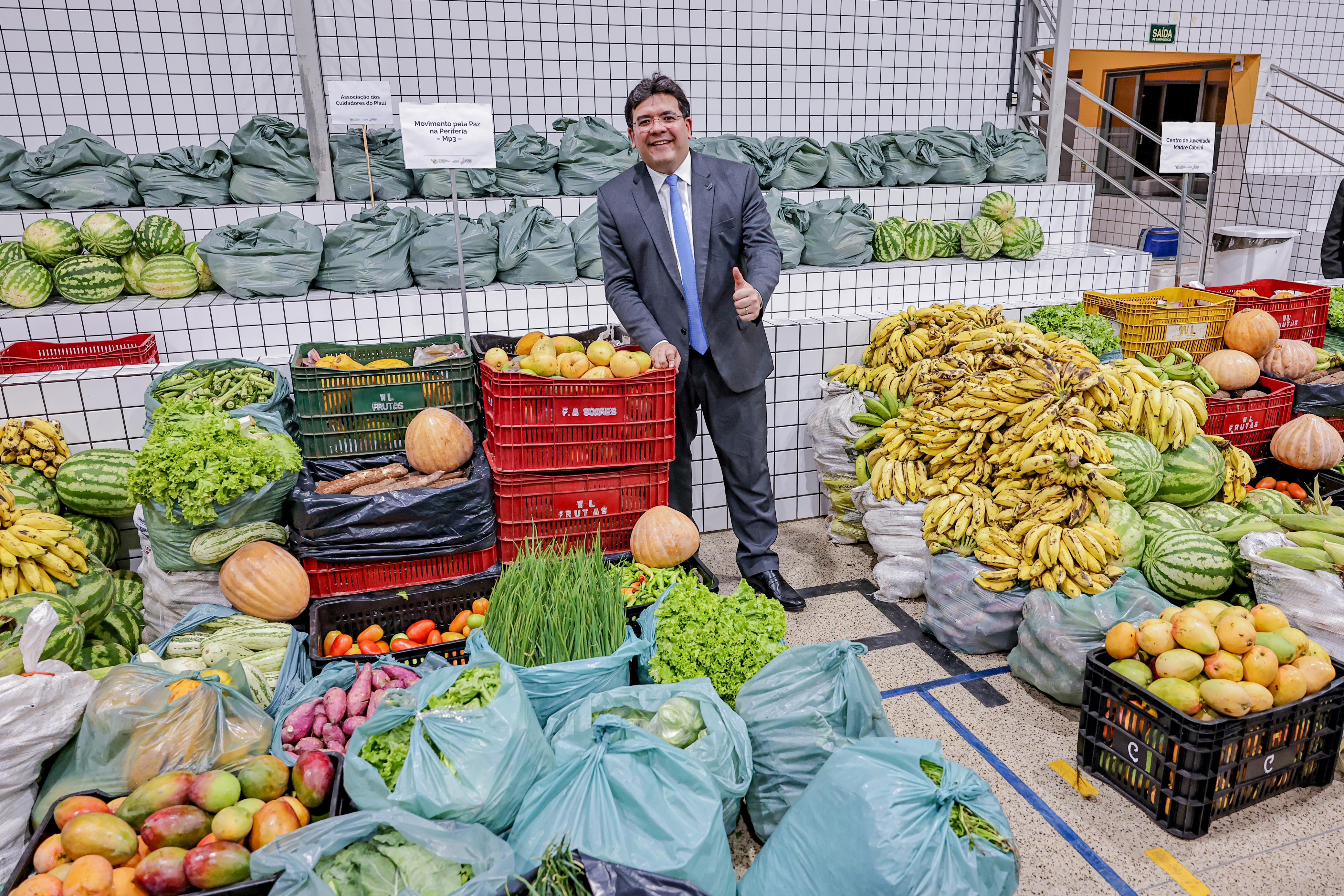 Governador entrega 30 toneladas de alimentos da agricultura familiar