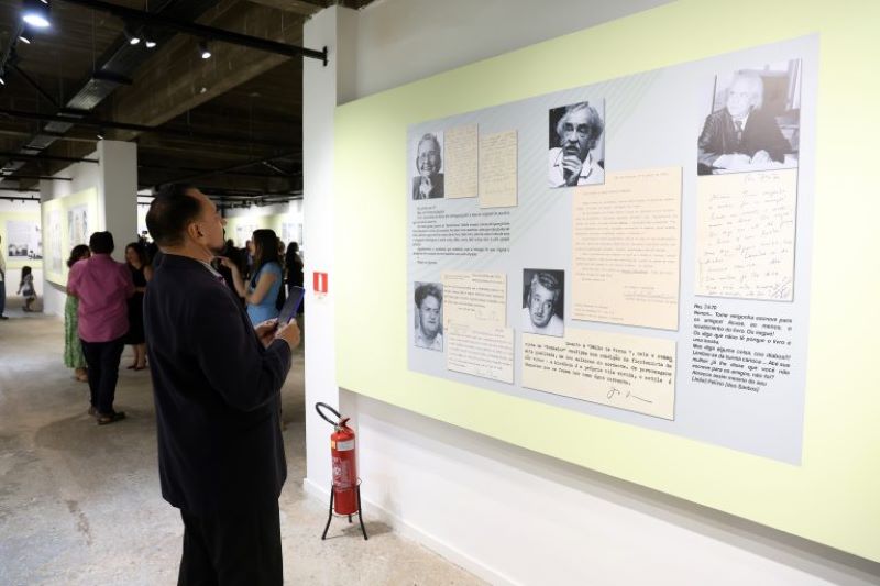 Presidente do Centros de Memória do TJPI, Brandão de Carvalgo observa a exposição histórica