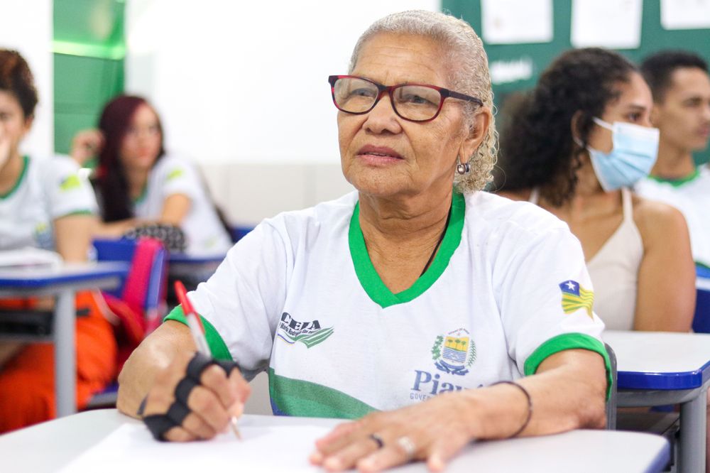 Idosa dedicada aos estudos na educação de jovens e adultos integrada à profissionalização, no estado do Piauí