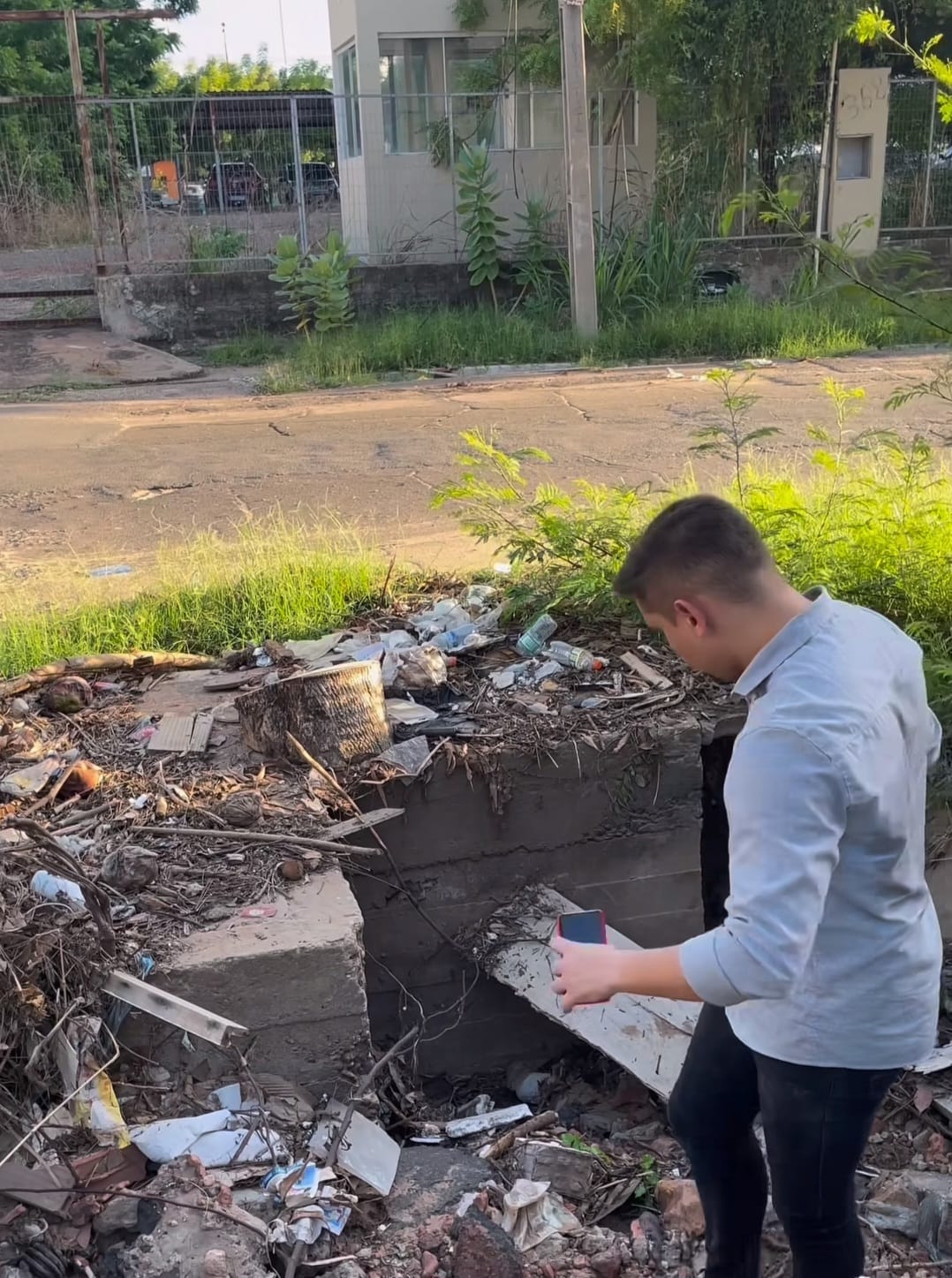 Influenciador Lytson Breno alerta para a situação do bueiro na Avenida Cândido Ferraz