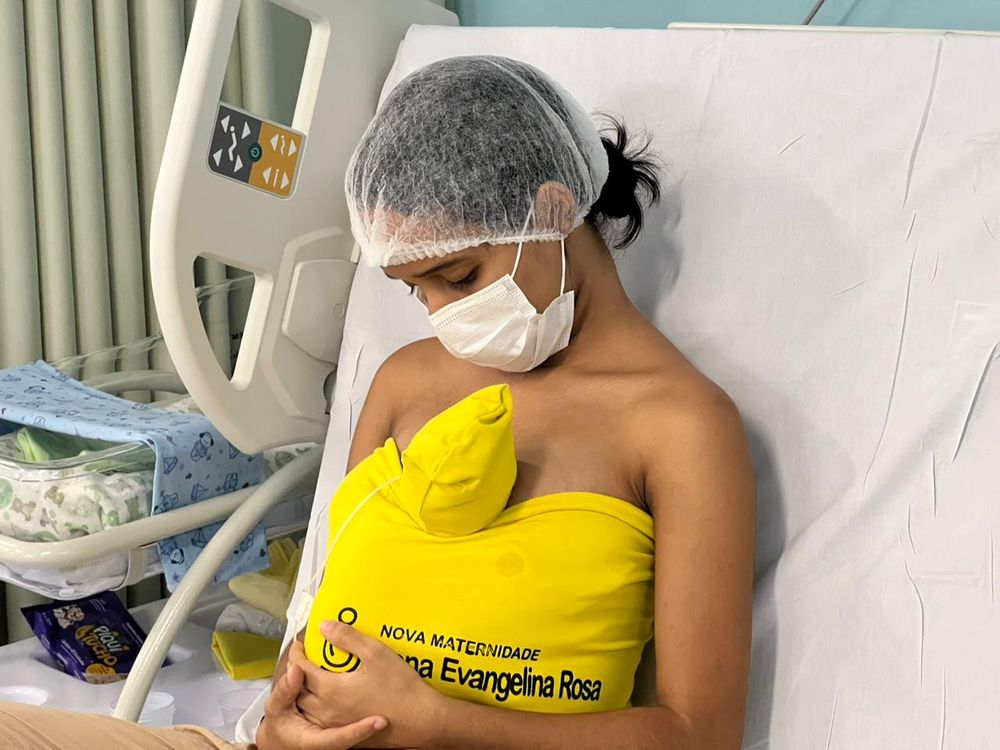 Nova Maternidade Dona Evangelina Rosa entrega mais de 100 kits essenciais para mães e bebês prematuros, incluindo touquinhas, tops e atoalhados.