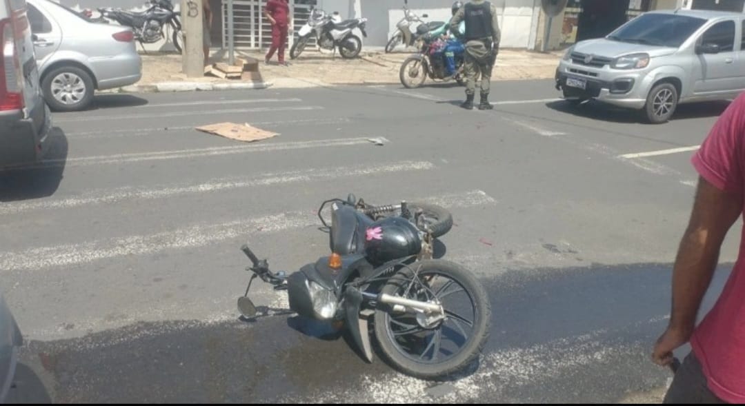 Carro atropela motociclista que parou para pedestre atravessar a rua em Teresina