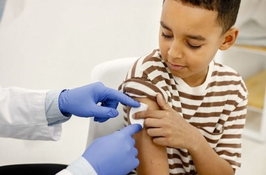 Criança tomando vacina