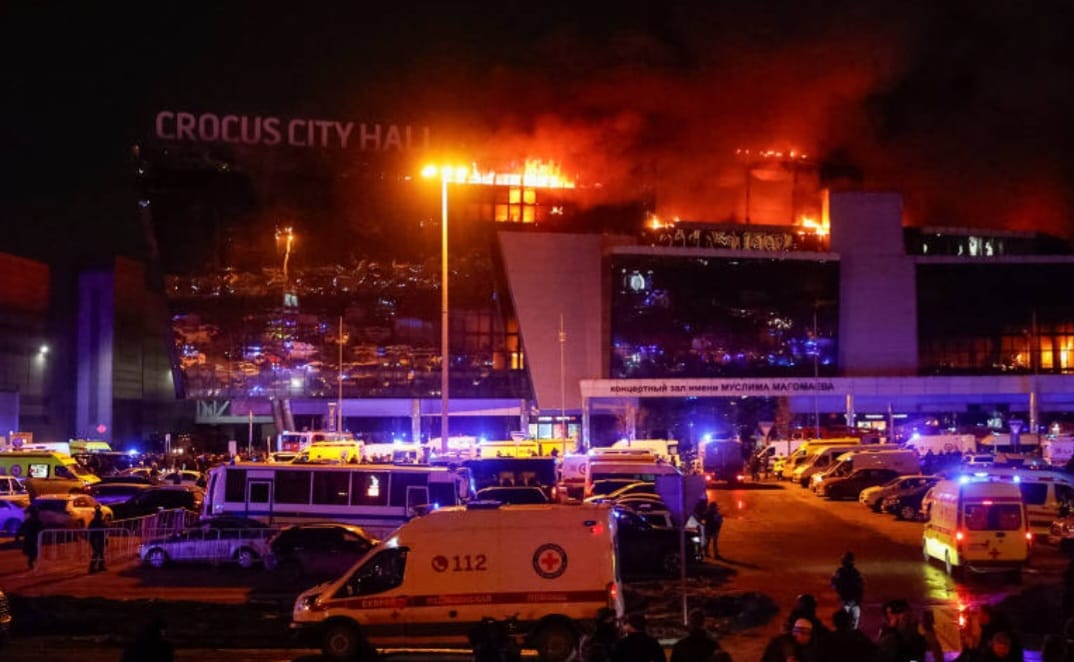 Crocus City Hall, sala de espetáculos nos arredores de Moscou invadida por atiradores, em chamas