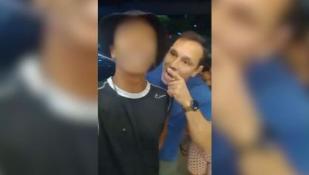 Entregador e policial discutindo momentos antes do disparo