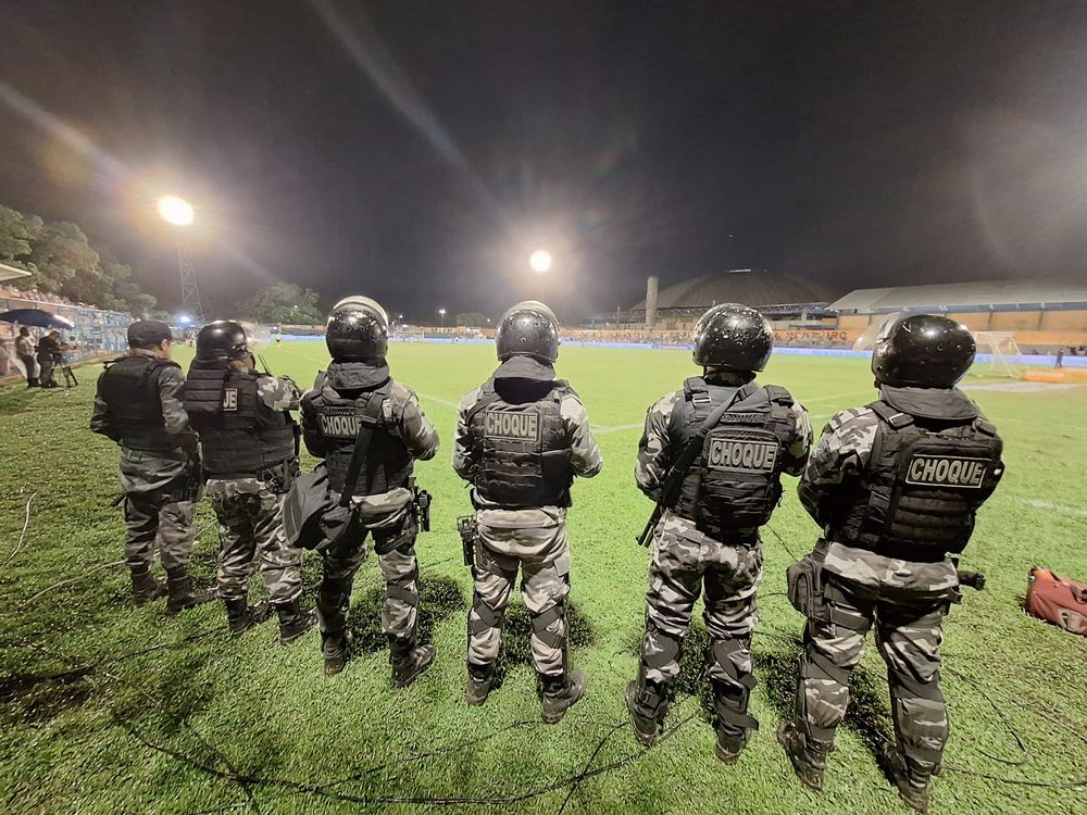Equipe do Batalhão de Polícia de Choque no estádio Lindolfo Monteiro