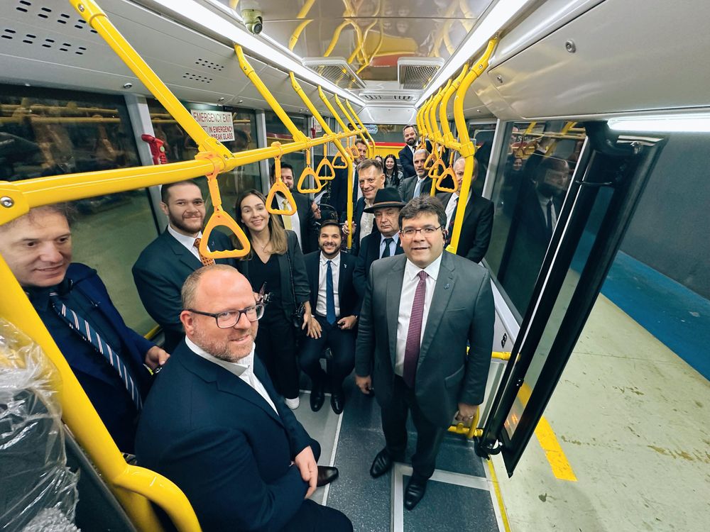 Governador  experimenta um ônibus também movido a hidrogênio na visita e assinatura de MoU com a empresa Pure Hydrogen na Austrália