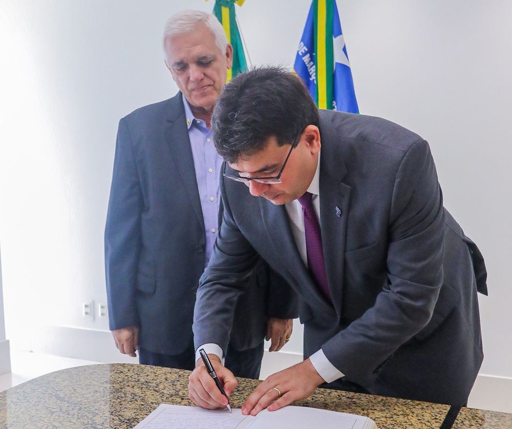 Governador Rafael Fonteles transmite cargo para o vice, Themístocles Filho