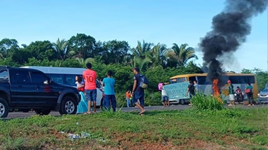 Manifestantes interditam BR-343 e provocam congestionamento de 2 km