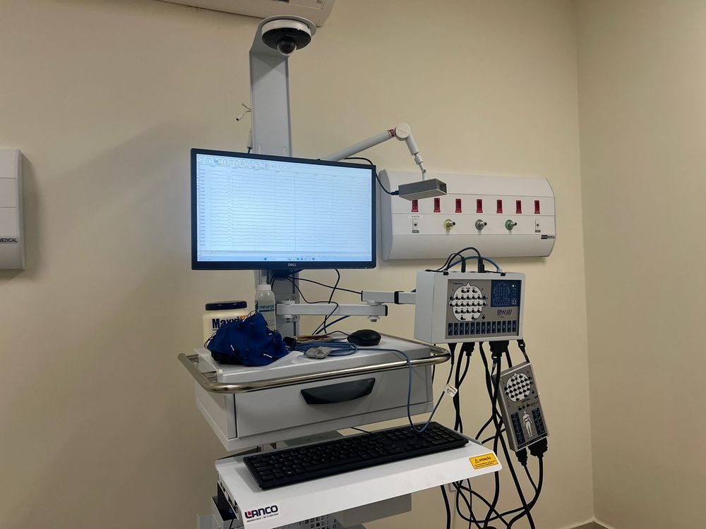Polígrafo: equipamento detecta variáveis fisiológicas, permitindo a realização de exames como vídeo-eletroencefalografia, polissonografia e poligrafia neonatal dos pacientes internados