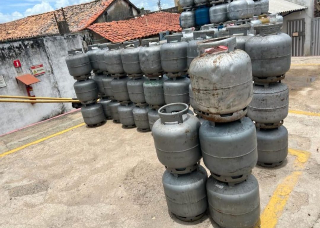 Procon/MPPI apreende mais de cem botijões de gás armazenados e vendidos de forma irregular em Campo Maior e Batalha