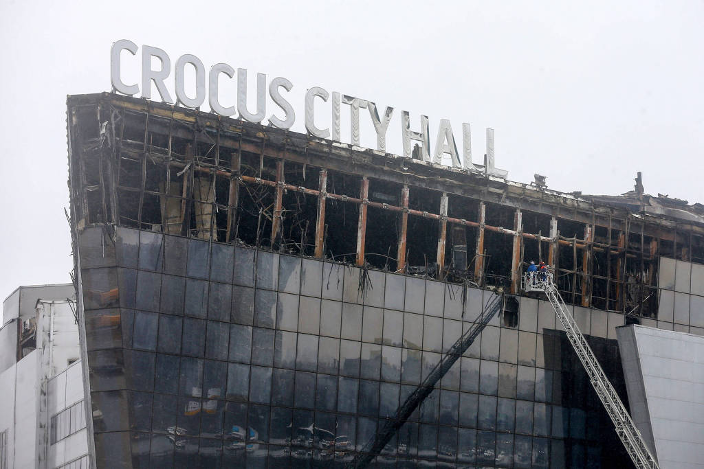 Vista da casa de espetáculos Crocus City Hall, que pegou fogo durante o ataque terrorista em Moscou
